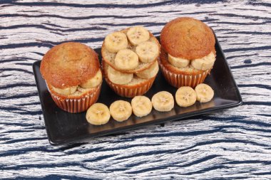 Ev yapımı muz pasta dilimlenmiş muz tepesinde.