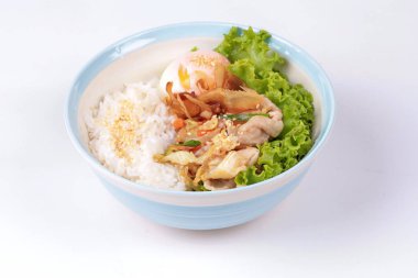 Japon pirinç tepesinde kaynatın yumurta ve kızarmış domuz eti.