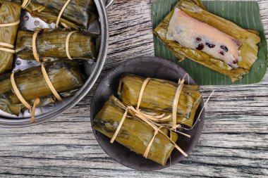 Akış yapışkan pirinç ve muz yaprak siyah fasulye .