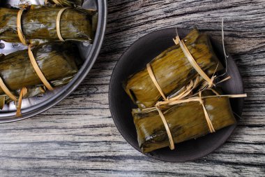 Akış yapışkan pirinç ve muz yaprak siyah fasulye .