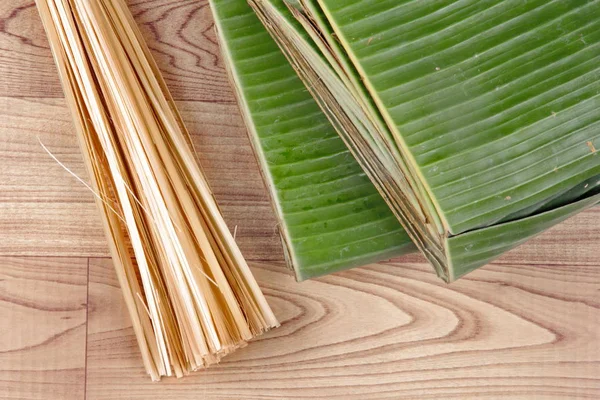Tay Pişirme muz yaprak ve ince bambu tatlı şal. — Stok fotoğraf