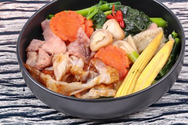 Büyük kızarmış noodle ile Çince lahana, domuz eti, sebze çorbası.