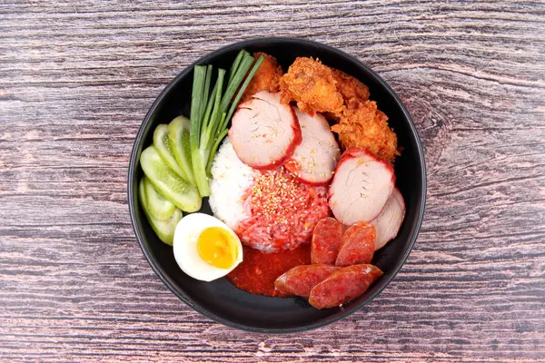 ,Arroz de jazmín con salchicha china, cerdo de hierba roja — Foto de Stock