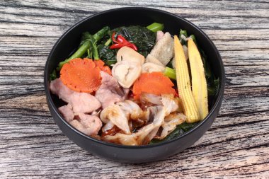 Büyük kızarmış noodle ile Çince lahana, domuz eti, sebze çorbası.