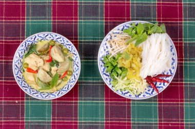 Pirinç şehriye ve yeşil tavuk Hindistan cevizi sütü köri.