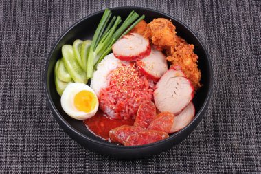 Yasemin pirinci et ve haşlanmış yumurta ile tepesinde kırmızı tatlı sos .