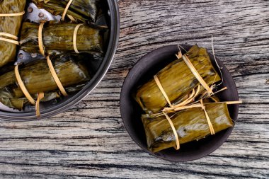 Akış yapışkan pirinç ve muz yaprak siyah fasulye .