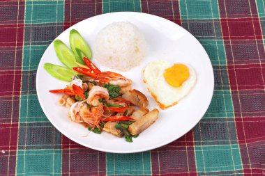 Yasemin pirinç heyecan - kızarmış baharatlı fesleğen et ile tepesinde.