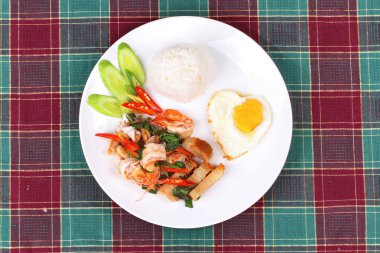 Yasemin pirinç heyecan - kızarmış baharatlı fesleğen et ile tepesinde.