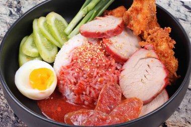 Yasemin pirinci et ve haşlanmış yumurta ile tepesinde kırmızı tatlı sos .