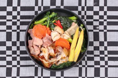 Büyük kızarmış noodle ile Çince lahana, domuz eti, sebze çorbası.