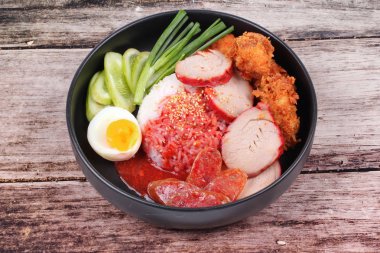 Yasemin pirinci et ve haşlanmış yumurta ile tepesinde kırmızı tatlı sos .