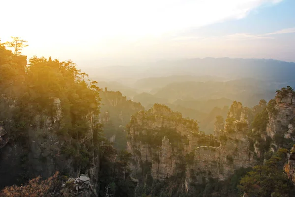 Kleurrijke avond uitzicht op de muur monteren en lichte zonsondergang, China. — Stockfoto