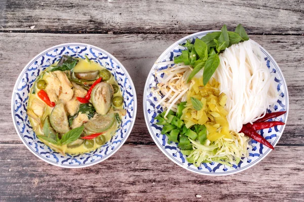 Fideos de arroz y pollo al curry verde en leche de coco . — Foto de Stock