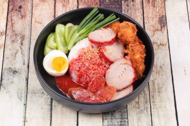 Yasemin pirinci et ve haşlanmış yumurta ile tepesinde kırmızı tatlı sos .