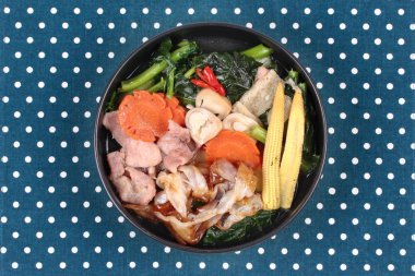 Büyük kızarmış noodle ile Çince lahana, domuz eti, sebze çorbası.