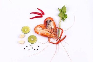 Kalp şeklinde ve baharatlı ekşi bitki akış büyük karides. 