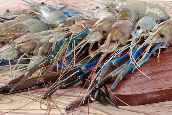 Klaar rauw grote verse garnalen voor het koken . — Stockfoto