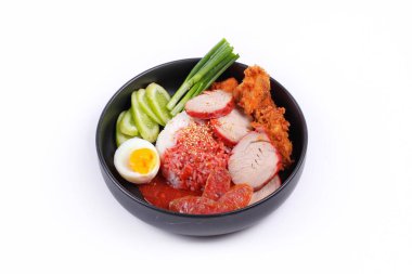 Yasemin pirinci et ve haşlanmış yumurta ile tepesinde kırmızı tatlı sos .