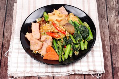 Organik gıda için karışık sebze Fried büyük şehriye tepesinde.  