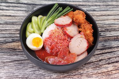 Yasemin pirinci et ve haşlanmış yumurta ile tepesinde kırmızı tatlı sos .