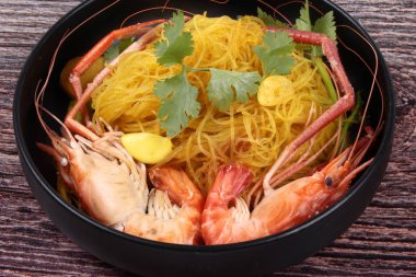 Güveçte karides karides cam noodles ile