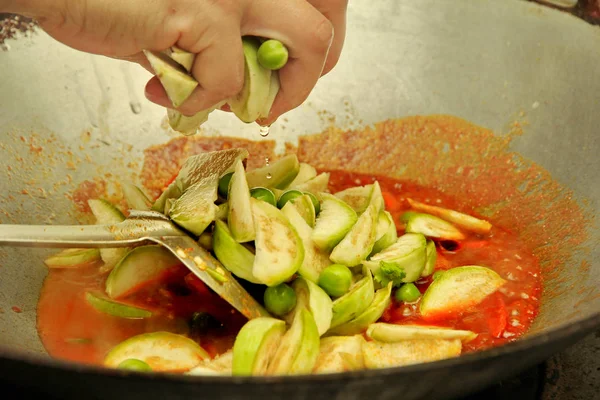 Yemek, kızarmış istiridye ve patlıcan kavrulmuş Şili yapıştır ile karıştırın — Stok fotoğraf