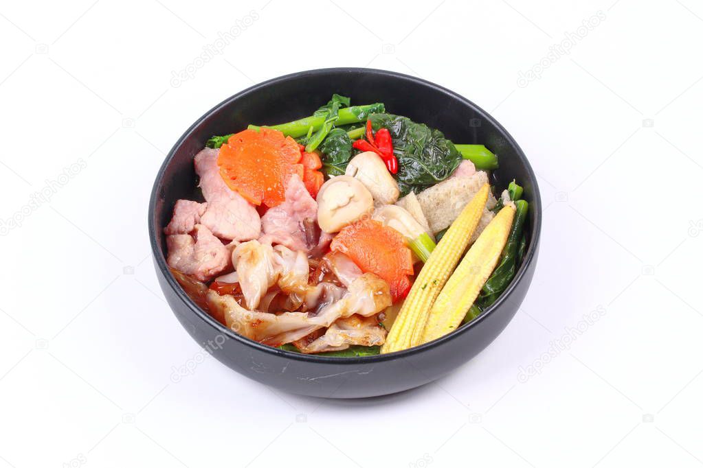 Fried big noodle with Chinese kale ,pork,vegetable in soup.