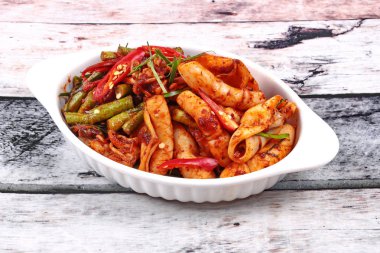 Baharatlı kızarmış börülce ve kalamar ile kavrulmuş Şili Yapıştır.