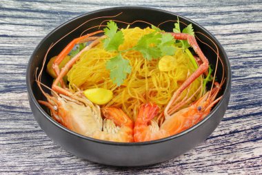 Güveçte karides karides cam noodles ile