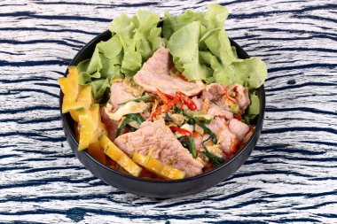 Kızarmış sebze Kore ile domuz karışık .