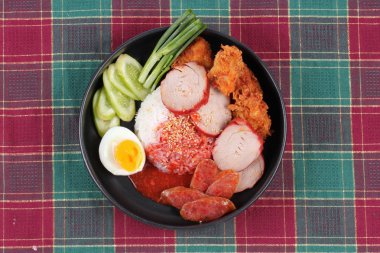 Yasemin pirinci et ve haşlanmış yumurta ile tepesinde kırmızı tatlı sos .