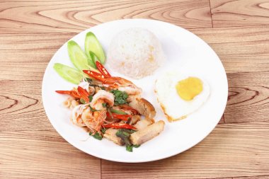 Yasemin pirinç heyecan - kızarmış baharatlı fesleğen et ile tepesinde.