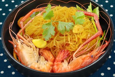 Güveçte karides karides cam noodles ile