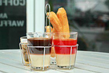 Tay geleneksel süt kahve ve süt çay ve Patongko .