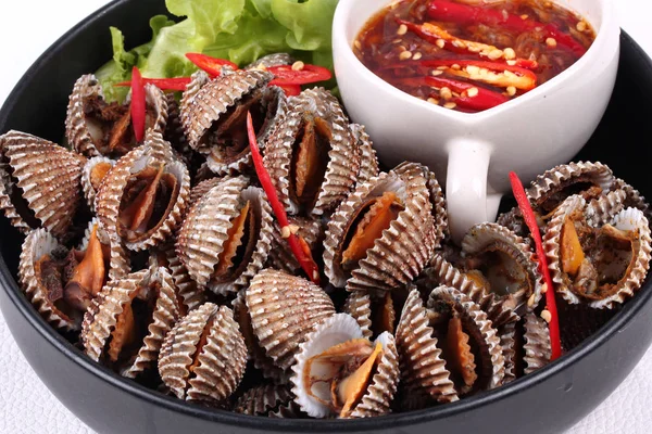 Soft-boiled blood cockles shell  served with spicy sauce. — Stock Photo, Image