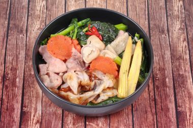 Büyük kızarmış noodle ile Çince lahana, domuz eti, sebze çorbası.