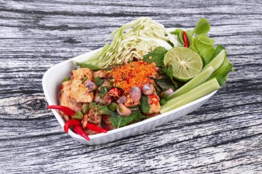 Izgara biftek salata, Laab Num Tok Tay içinde dilimlenmiş.