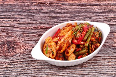 Baharatlı kızarmış börülce ve kalamar ile kavrulmuş Şili Yapıştır.