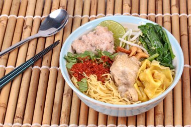 Haşlanmış makarna ve mantı baharatlı ekşi çorbası.