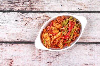 Baharatlı kızarmış börülce ve kalamar ile kavrulmuş Şili Yapıştır.