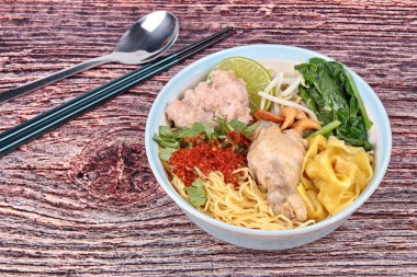 Haşlanmış makarna ve mantı baharatlı ekşi çorbası.