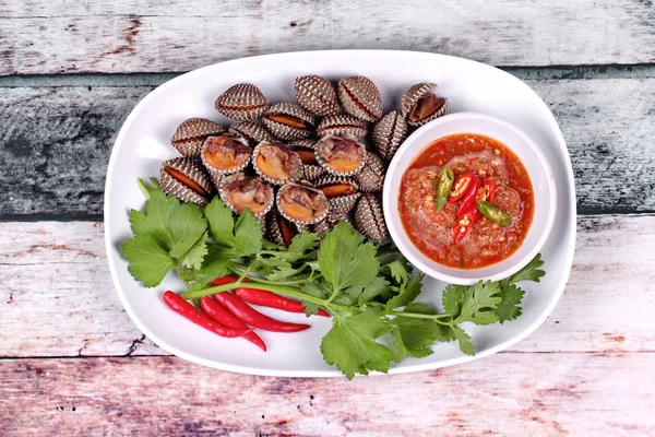 Soft-boiled blood cockles shell  served with spicy sauce. — Stock Photo, Image