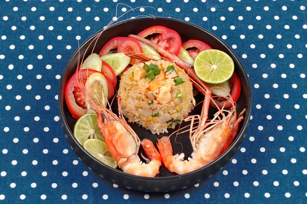 Fried Jasmine rice with large prawns in heart shape. — Stock Photo, Image