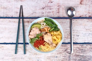 Haşlanmış makarna ve mantı baharatlı ekşi çorbası.