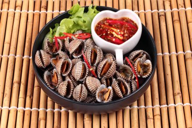 Az haşlanmış kan istiridye kabuğu baharatlı sos ile.