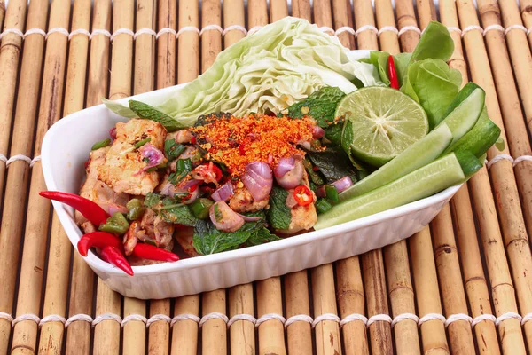 Gegrillter Rindfleischsalat in Scheiben, laab num tok in thai. — Stockfoto