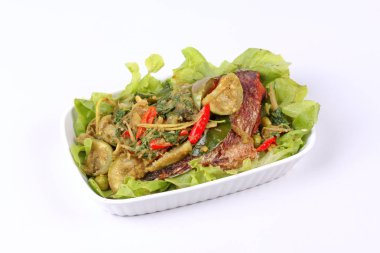 Yeşil tilapia balık köri içinde Hindistan cevizi sütü .