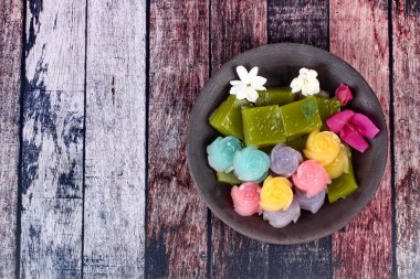 Tay dili küp ve gül şekli katmanı kek buğulama.