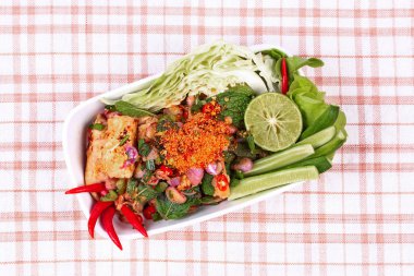 Izgara biftek salata, Laab Num Tok Tay içinde dilimlenmiş.